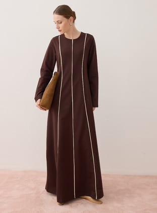 Yumuşak Dokulu Kontras Biye Detaylı Tesettür Elbise - Kahverengi - Benin
