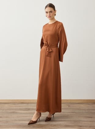 Saten Kumaşlı Kuşak Detaylı Tesettür Elbise - Camel - Refka